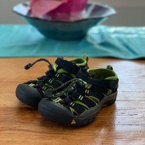 Boys black and green Keens